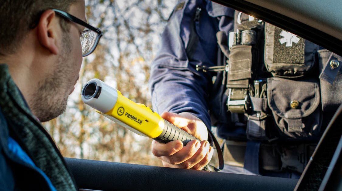 ¿Puede la Policía Registrarte en la Calle? Tus Derechos 2026