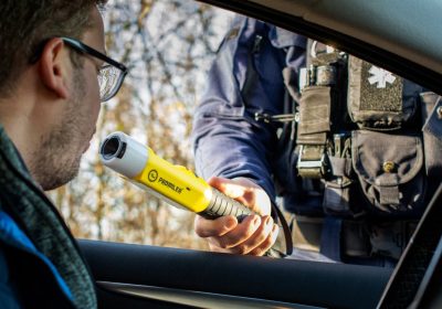 ¿Puede la Policía Registrarte en la Calle? Tus Derechos 2026