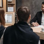 Consulta entre cliente y abogado - asistencia letrada al detenido